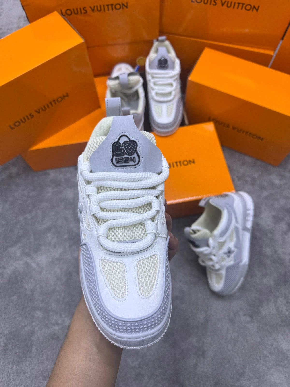 Louis Vuitton LV Skate gris y blanco