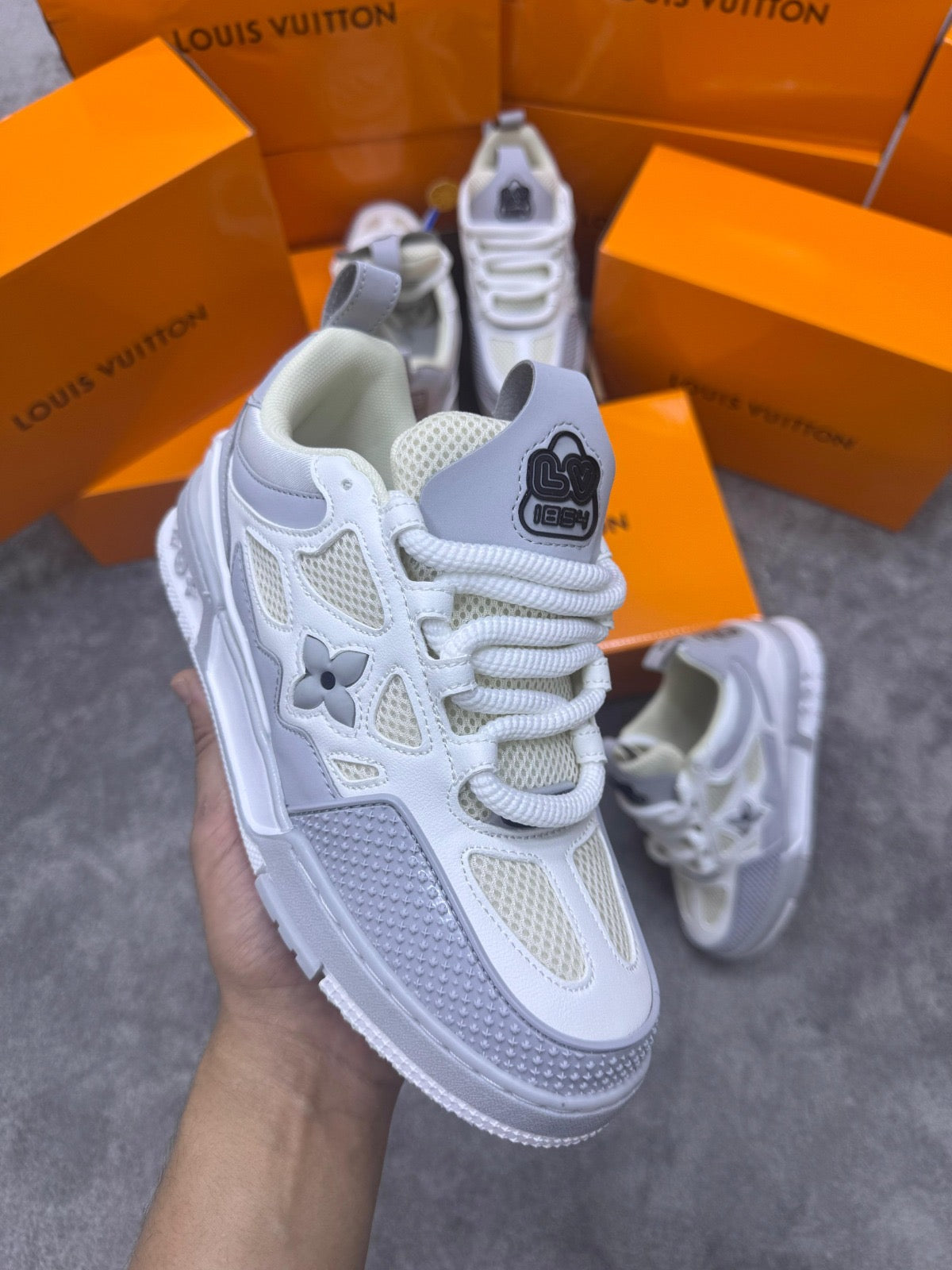 Louis Vuitton LV Skate gris y blanco
