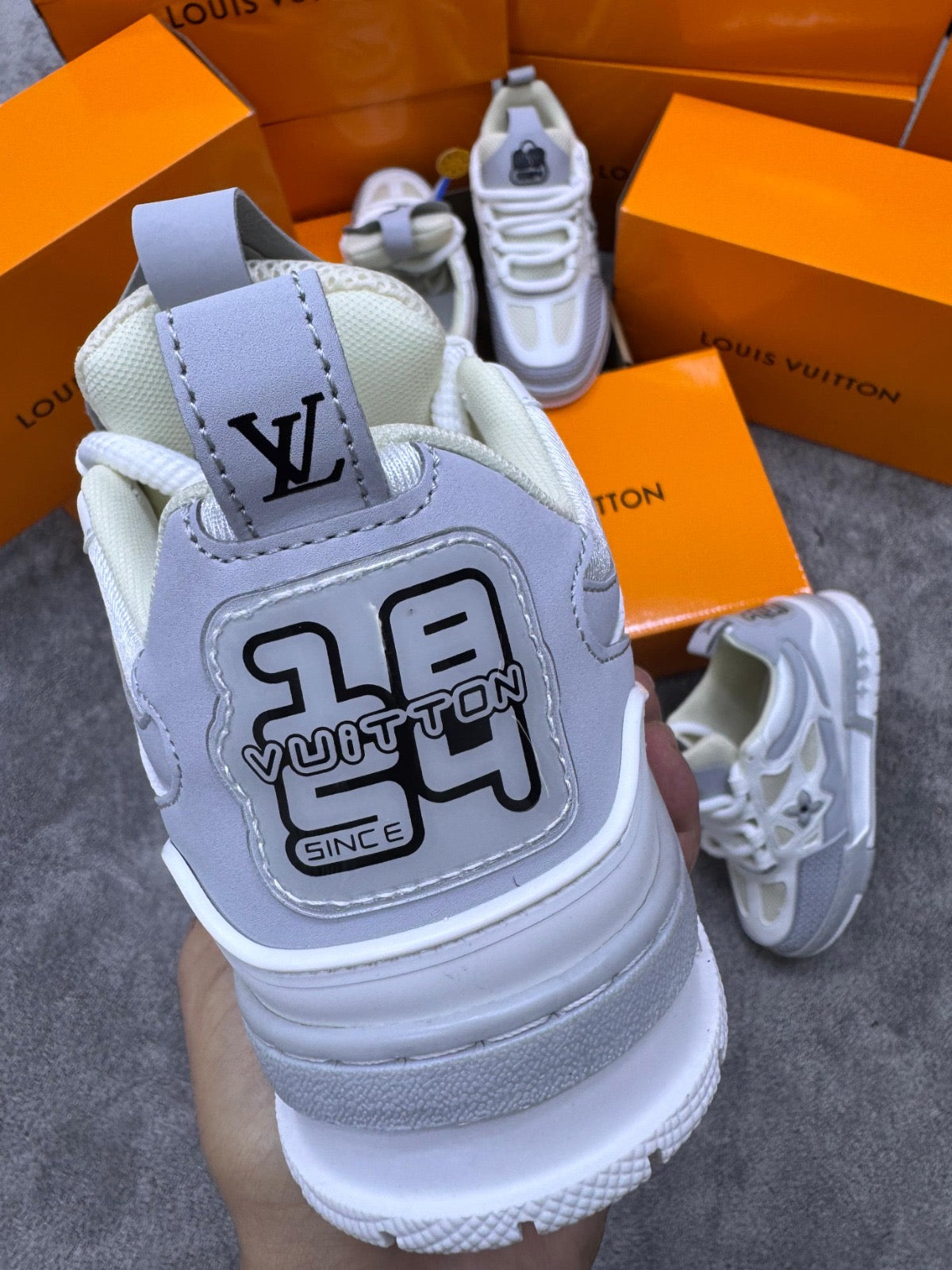 Louis Vuitton LV Skate gris y blanco