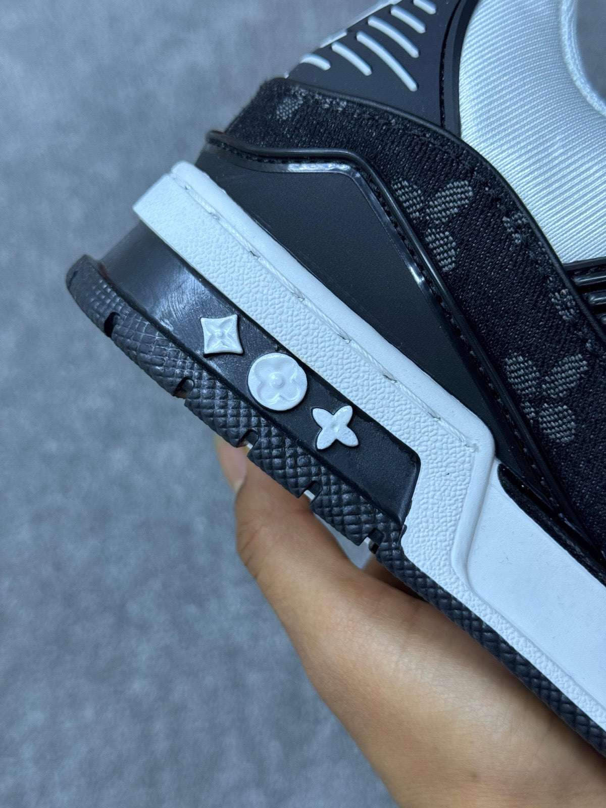 Louis Vuitton LV Trainer negra y blanca