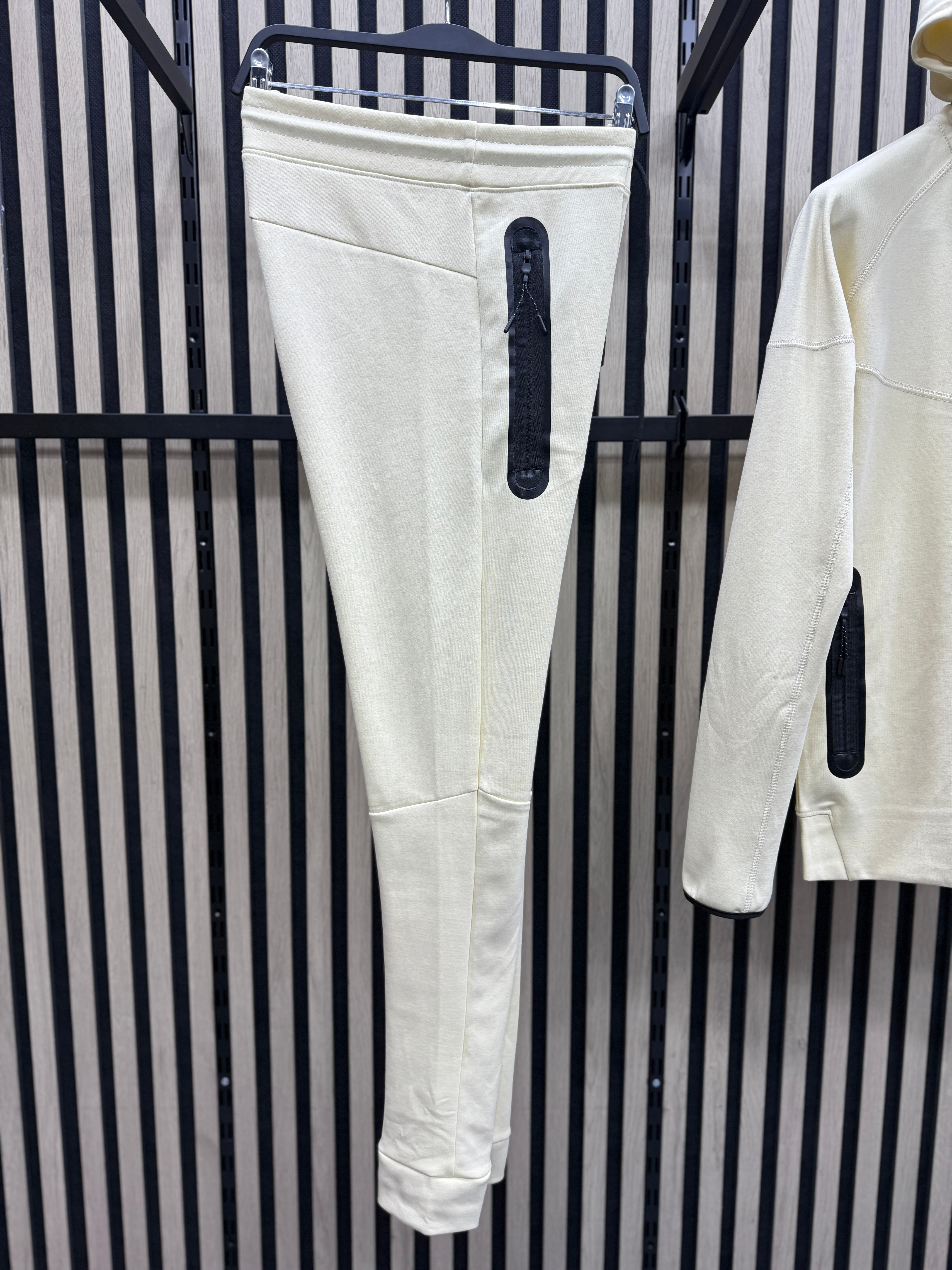 Chandal Nike Tech ( Crema )