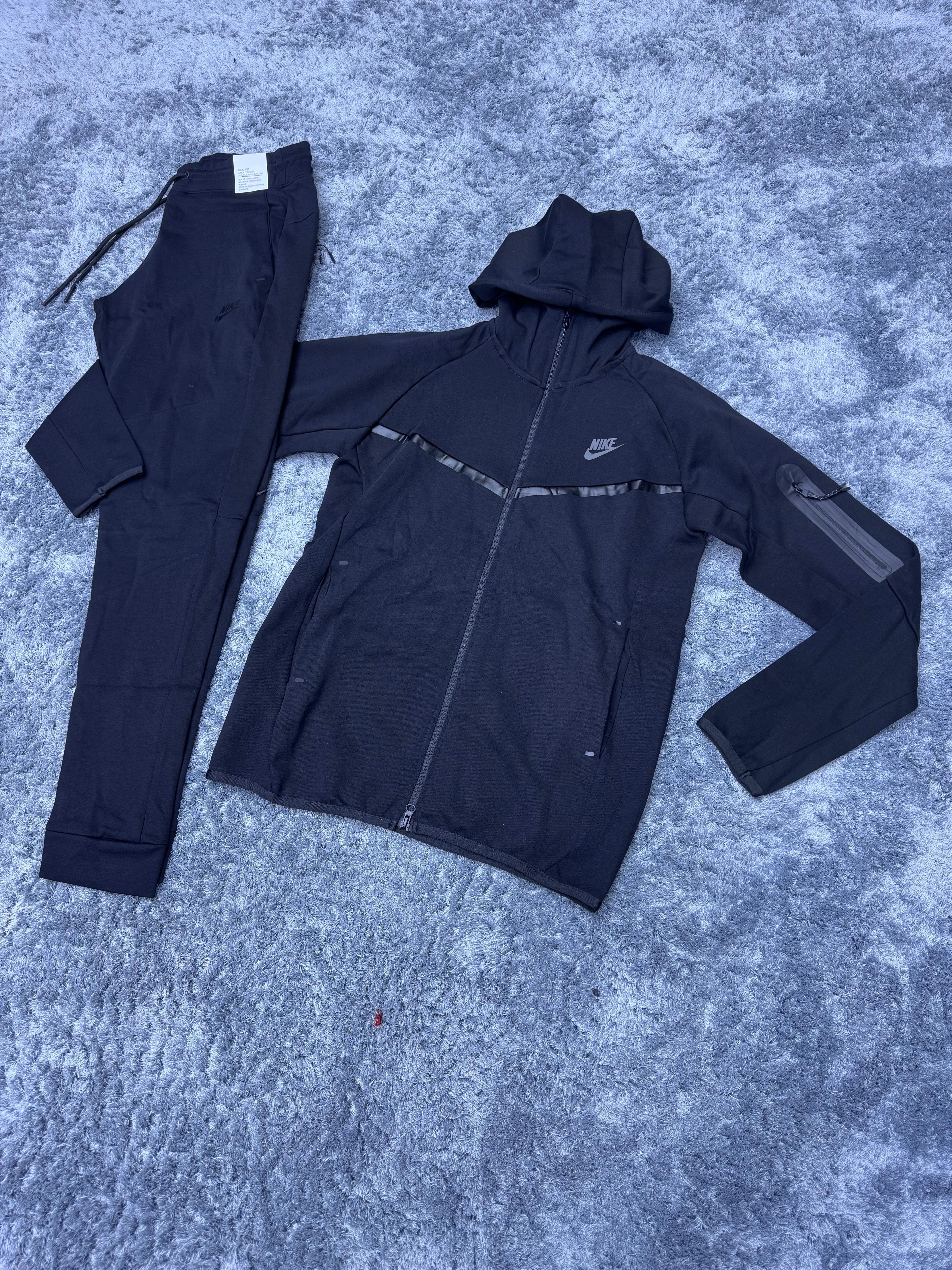 Nike tech full black