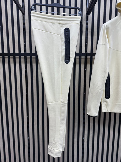 Chandal Nike Tech ( Crema )